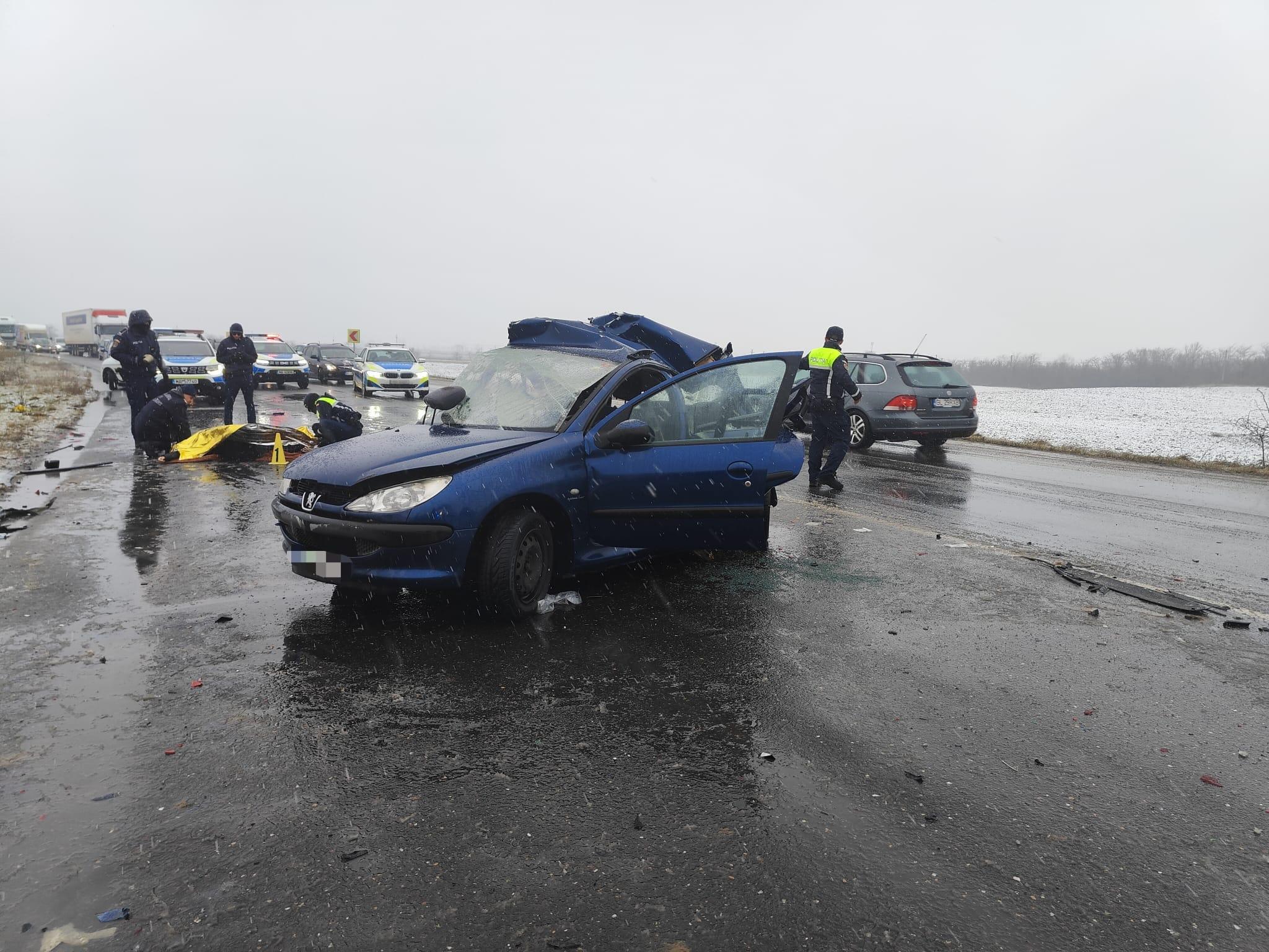 Drumul Morţii E85 a mai luat o viaţă, în a treia zi de Crăciun. Un Peugeot s-a făcut praf pe un drum din Vrancea, după ce s-a izbit de o ambulanţă privată pe contrasens