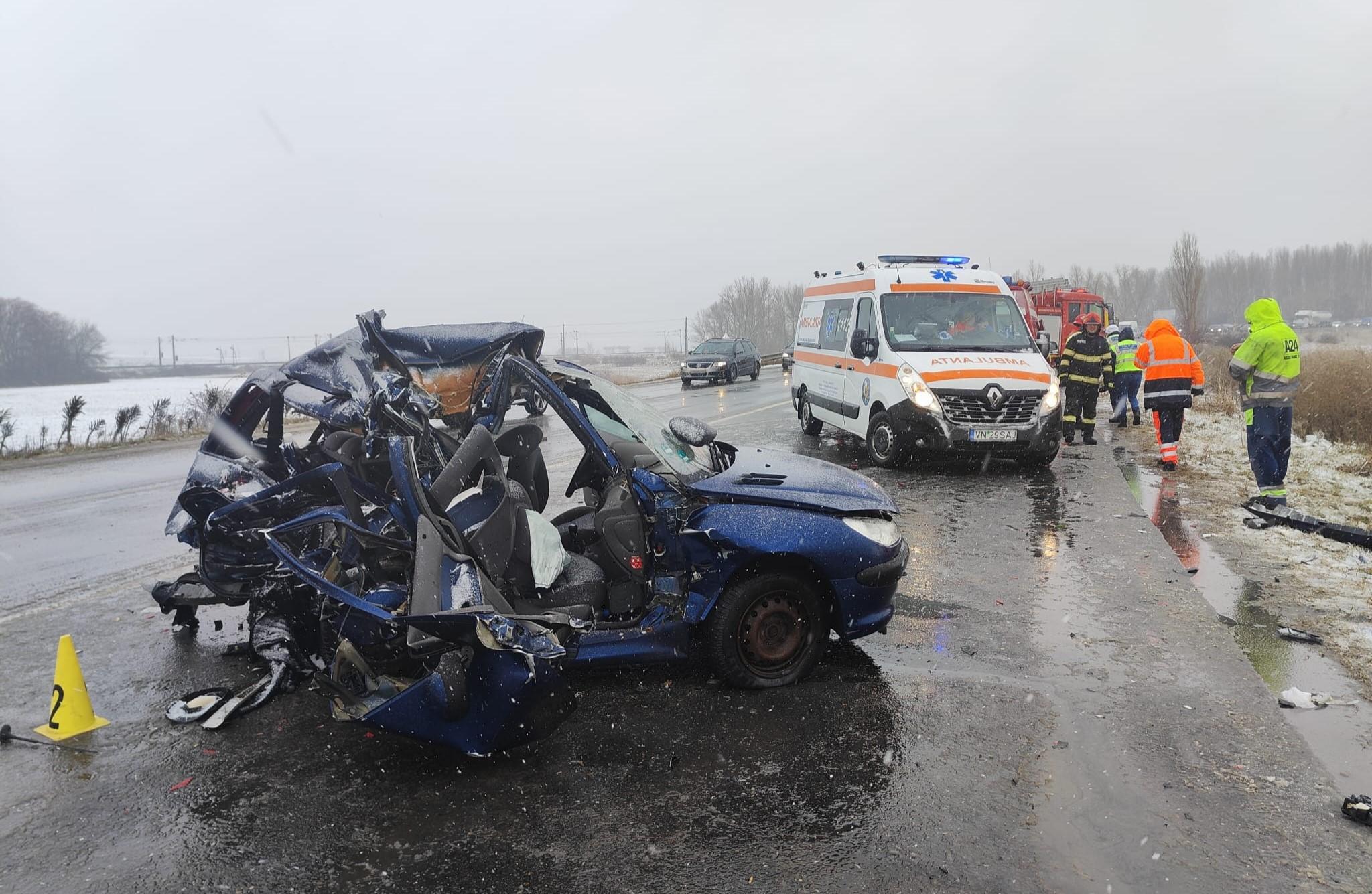 Drumul Morţii E85 a mai luat o viaţă, în a treia zi de Crăciun. Un Peugeot s-a făcut praf pe un drum din Vrancea, după ce s-a izbit de o ambulanţă privată pe contrasens