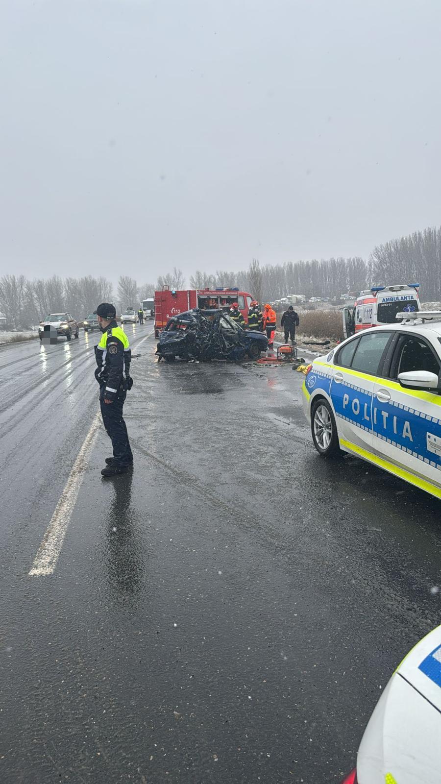 Drumul Morţii E85 a mai luat o viaţă, în a treia zi de Crăciun. Un Peugeot s-a făcut praf pe un drum din Vrancea, după ce s-a izbit de o ambulanţă privată pe contrasens