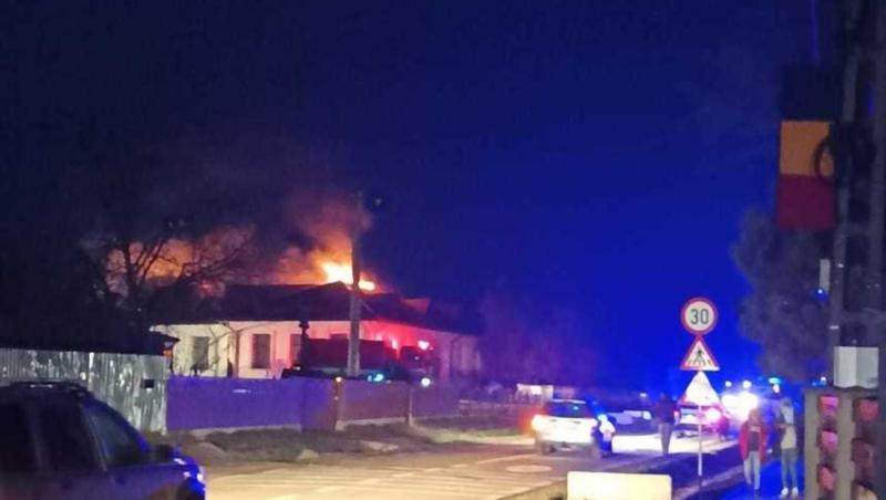 Incendiu la şcoala din Cristeşti, Botoşani. Acoperişul clădirii a fost cuprins de flăcări, fochistul a ajuns la spital