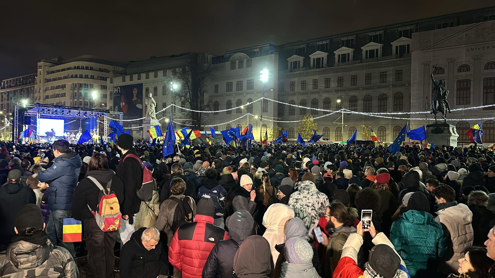 "România speră", mitingul de la Universitate: 4.500 de oameni s-au adunat în primele minute. Rebengiuc: "Am primit ameninţări, dar contrar lor, o să votez pe Lasconi"