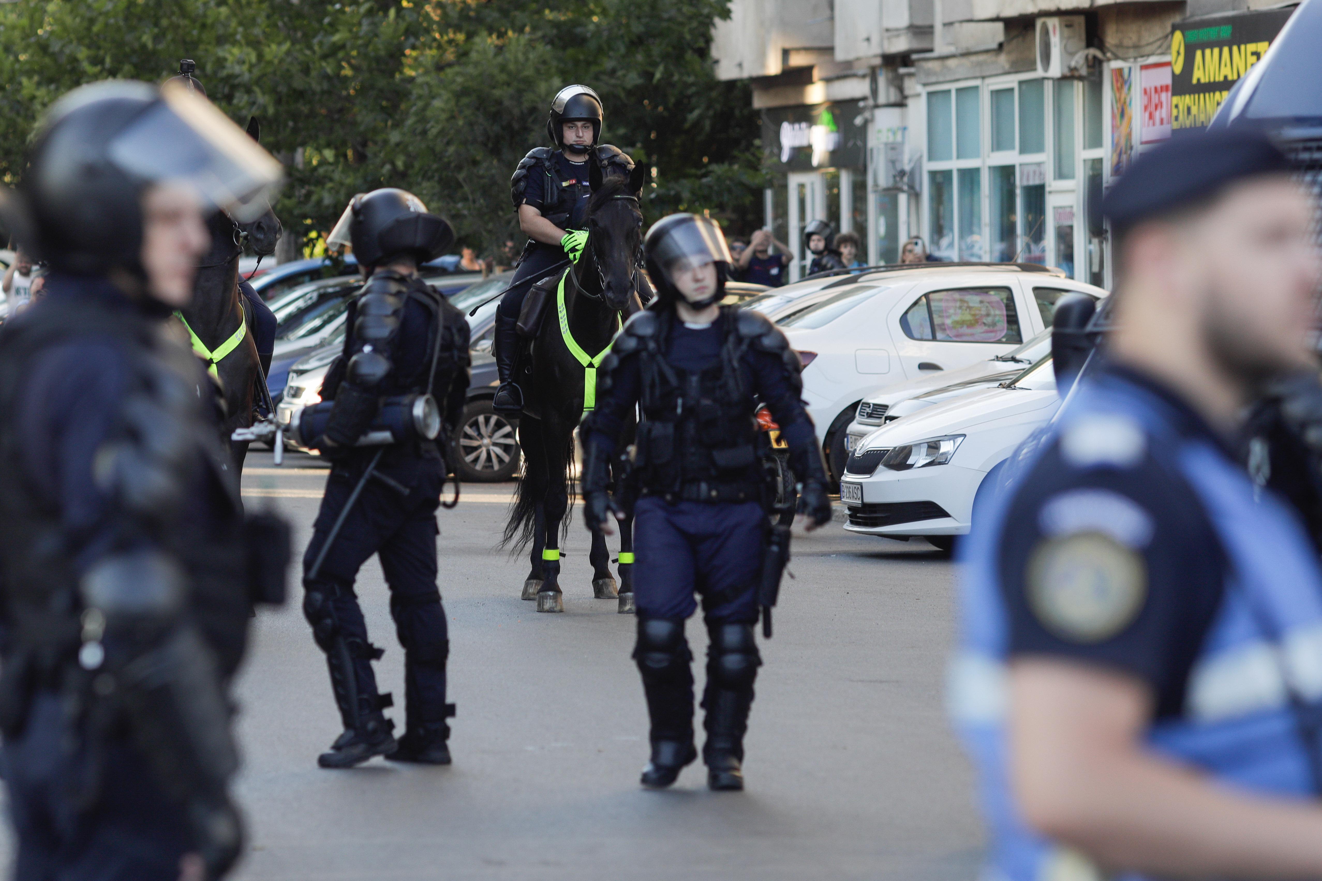 SURSE: Poliţişti şi jandarmi, plasaţi la intrările în Bucureşti. Peste 1.000 de jandarmi în stare de alertă, toate efectivele MAI chemate la muncă