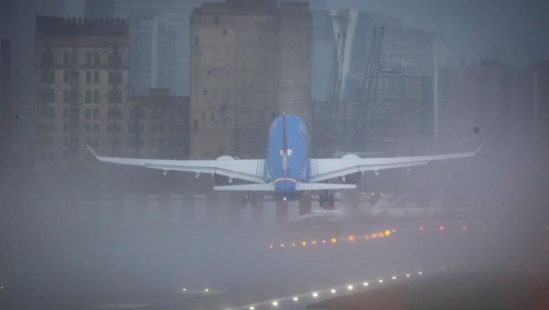 Alertă MAE pentru români, din cauza furtunii Darragh. Meteorologii au emis coduri portocaliu şi roşu de vreme extremă în UK şi Irlanda de Nord