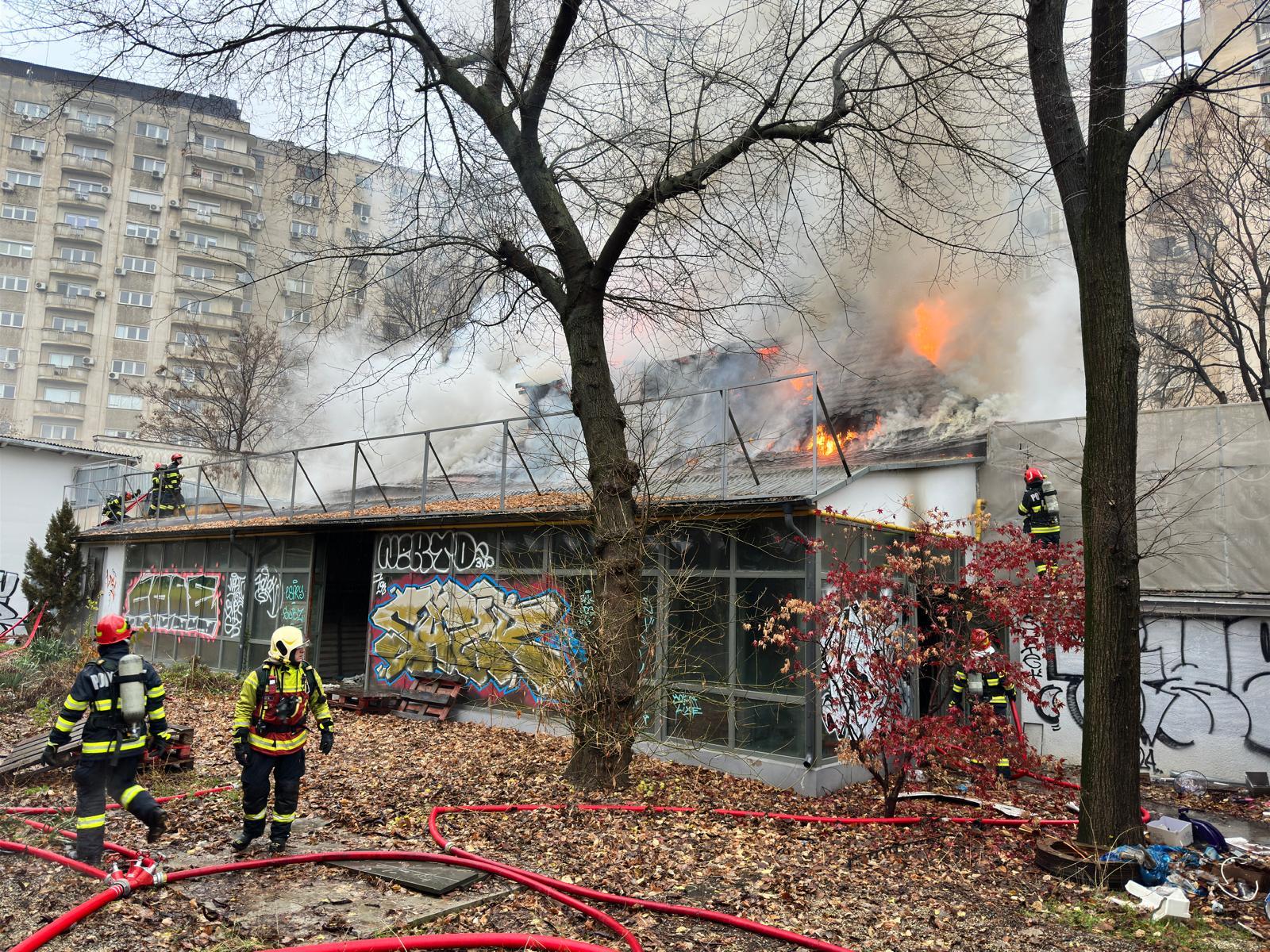 Incendiu lângă Piaţa Victoriei din Capitală. Fostul restaurant Mărul de Aur a fost cuprins de flăcări