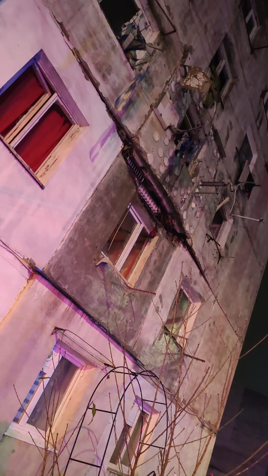 Explozie devastatoare într-un bloc de garsoniere din Bacău. Un bărbat a fost scos de sub dărâmături, alte 37 de persoane au fost evacuate