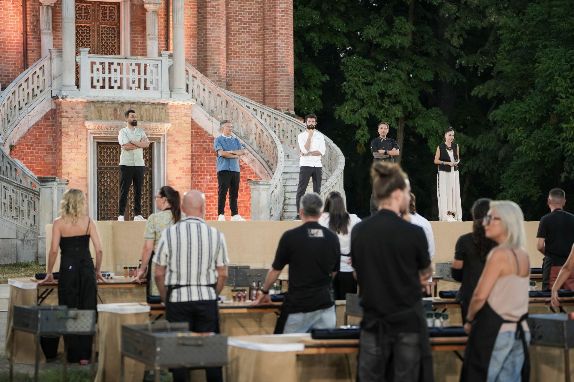 Diseară, se încing grătarele pe Domeniul Știrbey, în bootcamp-ul Chefi la cuțite. Jurații își formează echipele după cele două probe eliminatorii