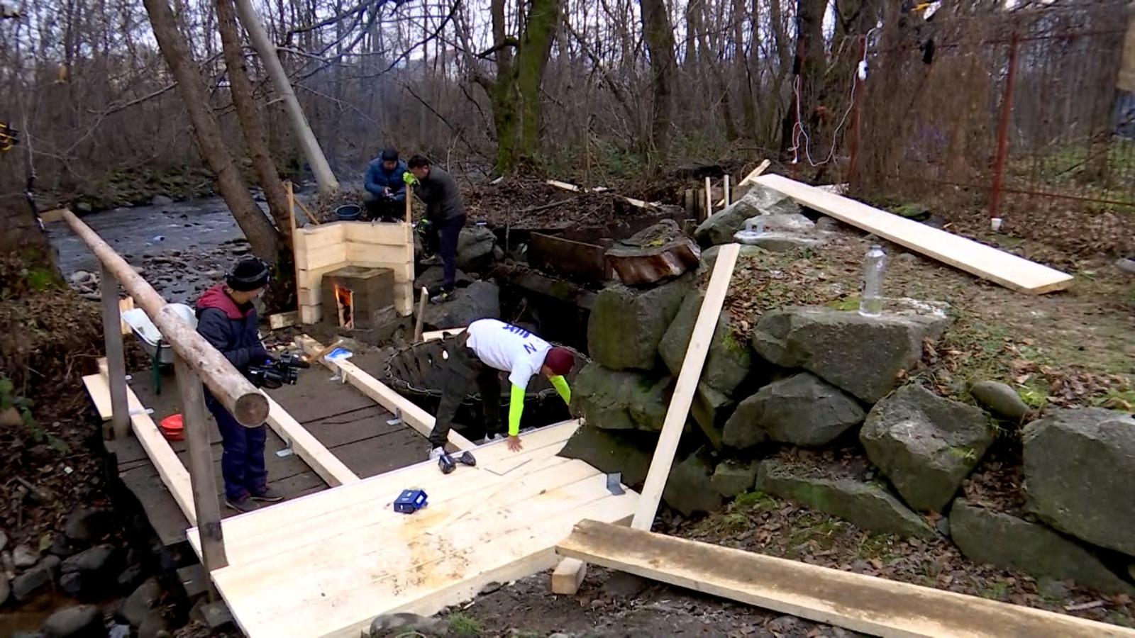 O "comoară" românească, salvată de meşteri japonezi. Au venit de la aproape 9.000 km să îi ajute pe localnicii din Săpânţa