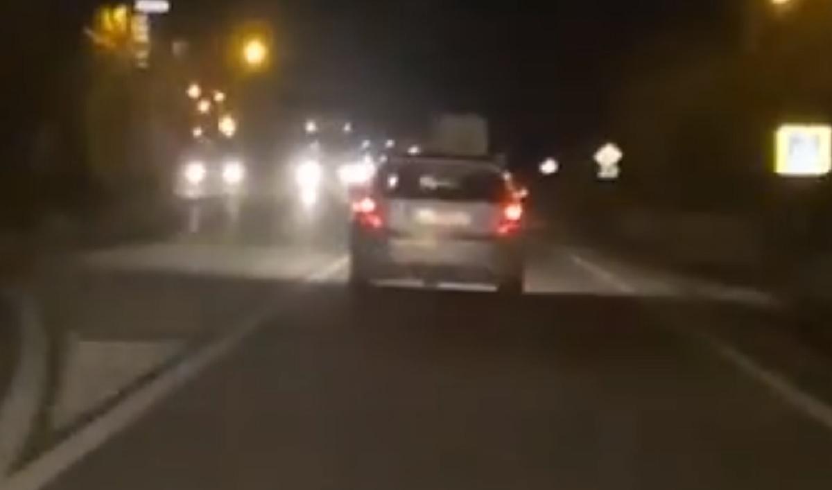 "Fast and furious" în Bacău. Adolescent de 17 ani, urmărit de poliţişti pe E85. Cum l-au prins oamenii legii