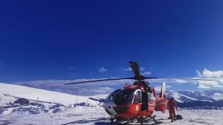 Turist german, salvat cu elicopterul după ce s-a accidentat grav pe Muntele Mic. Bărbatul s-ar fi tăiat în timp ce schia