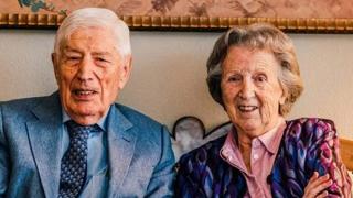 Împreună în moarte şi dincolo de ea. Un fost premier olandez a murit mână în mână cu soţia, prin eutanasiere. Amândoi aveau 93 de ani