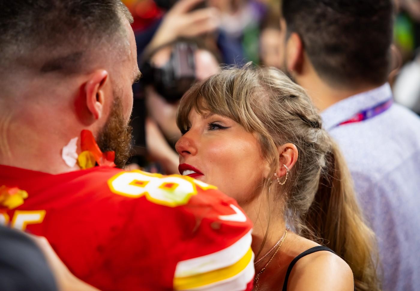 Cine este noul iubitul al lui Talylor Swift. Artista i-a sărit în brațe pe terenul de la Super Bowl, după ce echipa lui a câștigat meciul