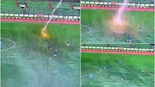 Momentul în care un fotbalist din Indonezia este ucis de un fulger, chiar în timpul unui meci. A căzut secerat la pâmânt, într-o fracțiune de secundă