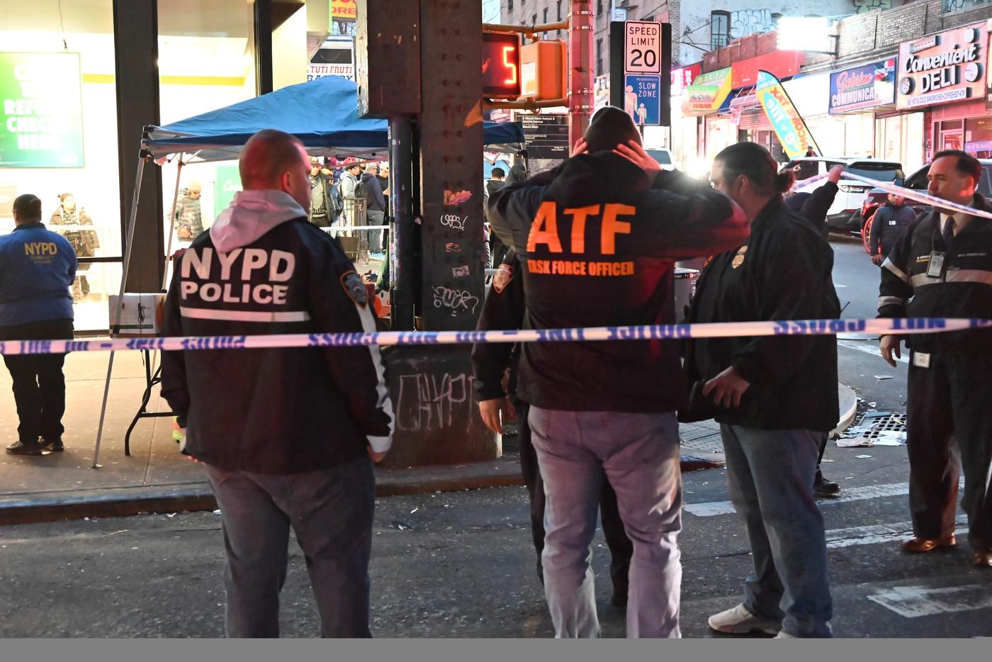 Schimb de focuri într-o staţie de metrou din New York: o persoană a murit şi alte cinci, rănite. Totul ar fi pornit de la o ceartă între 2 grupuri de adolescenţi