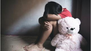 Bărbat de 35 de ani, din Prahova, acuzat că și-a violat în repetate rânduri fiica de 9 ani. I-ar fi supus la bătăi crunte pe ceilalți doi copii și pe mama lor