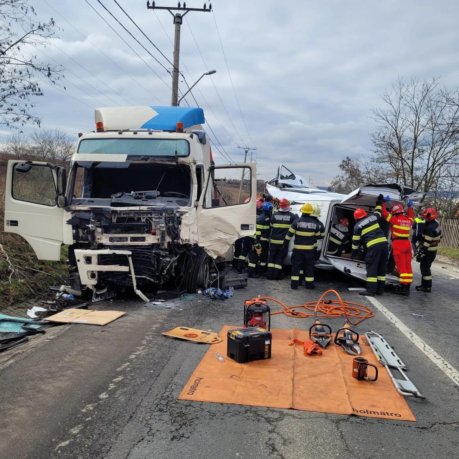 Bărbat de 35 de ani, mort pe loc după ce a intrat cu dubiţa într-un camion pe contrasens, în Târgu Mureş. Celălalt şofer a ajuns la spital