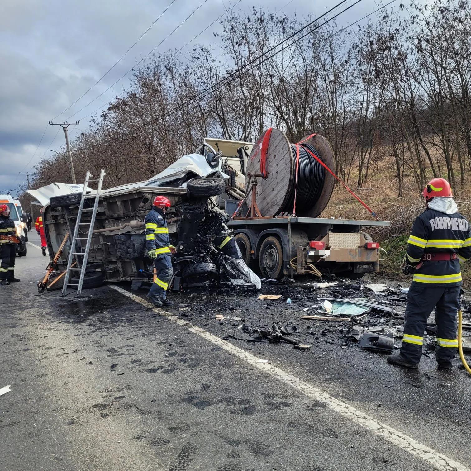 Bărbat de 35 de ani, mort pe loc după ce a intrat cu dubiţa într-un camion pe contrasens, în Târgu Mureş. Celălalt şofer a ajuns la spital