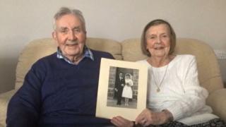 "Grătar, gin tonic şi umor". Doi bătrâni de 90 de ani, despre secretele care le-au asigurat o căsnicie fericită