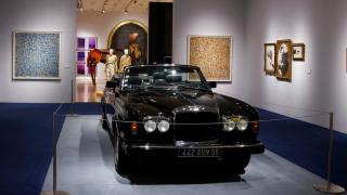 Elton John scoate la licitaţie obiecte personale, printre care şi un Bentley