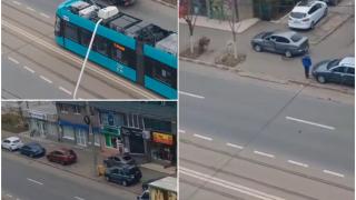 Un şofer din Galaţi a fost filmat cum conduce pe trotuar după ce a lovit un tramvai. Imaginile, surprinse de un localnic