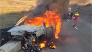 Tragedie în Alba. O maşină s-a izbit violent de un cap de pod şi a ars ca o torţă: înăuntru, pompierii au găsit o victimă carbonizată