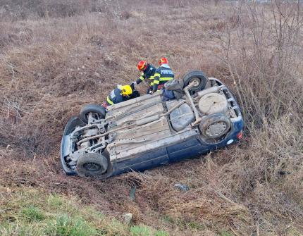 O fetiţă de 10 ani a murit după ce maşina în care se afla s-a răsturnat pe un câmp din HUnedoara. Şoferul de 47 de ani a scăpat teafăr