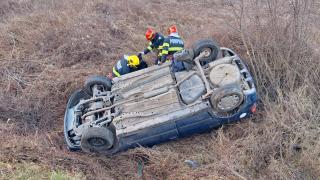 O fetiţă de 10 ani a murit după ce maşina în care se afla s-a răsturnat pe un câmp din Hunedoara. Şoferul de 42 de ani a scăpat teafăr