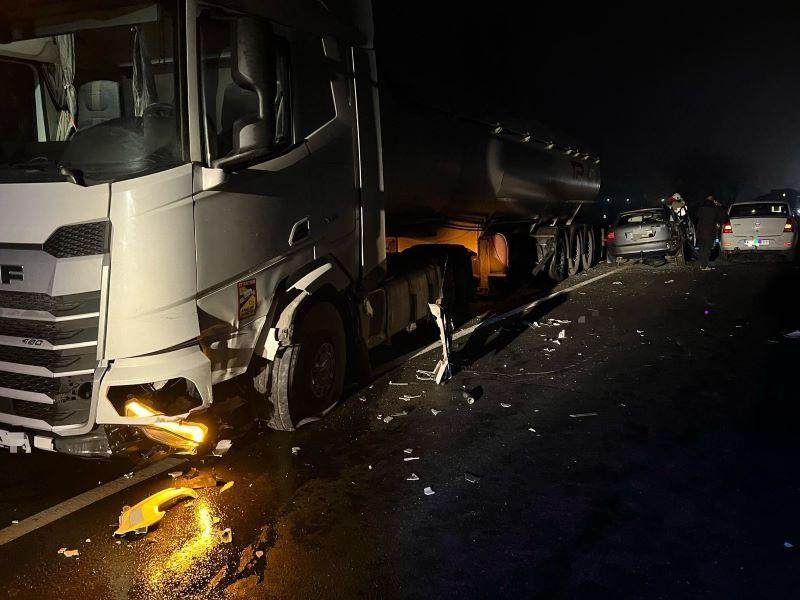 Accident între două maşini şi o cisternă încărcată cu GPL, pe DN13-E60 în Mureş. Cinci persoane implicate în impact