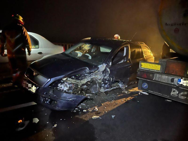 Accident între două maşini şi o cisternă încărcată cu GPL, pe DN13-E60 în Mureş. Cinci persoane implicate în impact