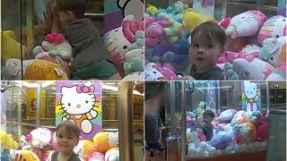 Un copilaș de 3 ani a rămas blocat într-un aparat cu premii, după ce s-a strecurat să-și ia o jucărie. Micuțul, salvat de polițiștii din Australia