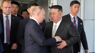 Încă o dovadă a relaţiilor tot mai strânse dintre Moscova şi Phenian. Putin i-a oferit lui Kim Jong Un o limuzină de lux, încălcând sancţiunile ONU