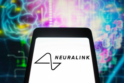 Primul om căruia Neuralink i-a implantat un cip poate controla un mouse doar cu gândul