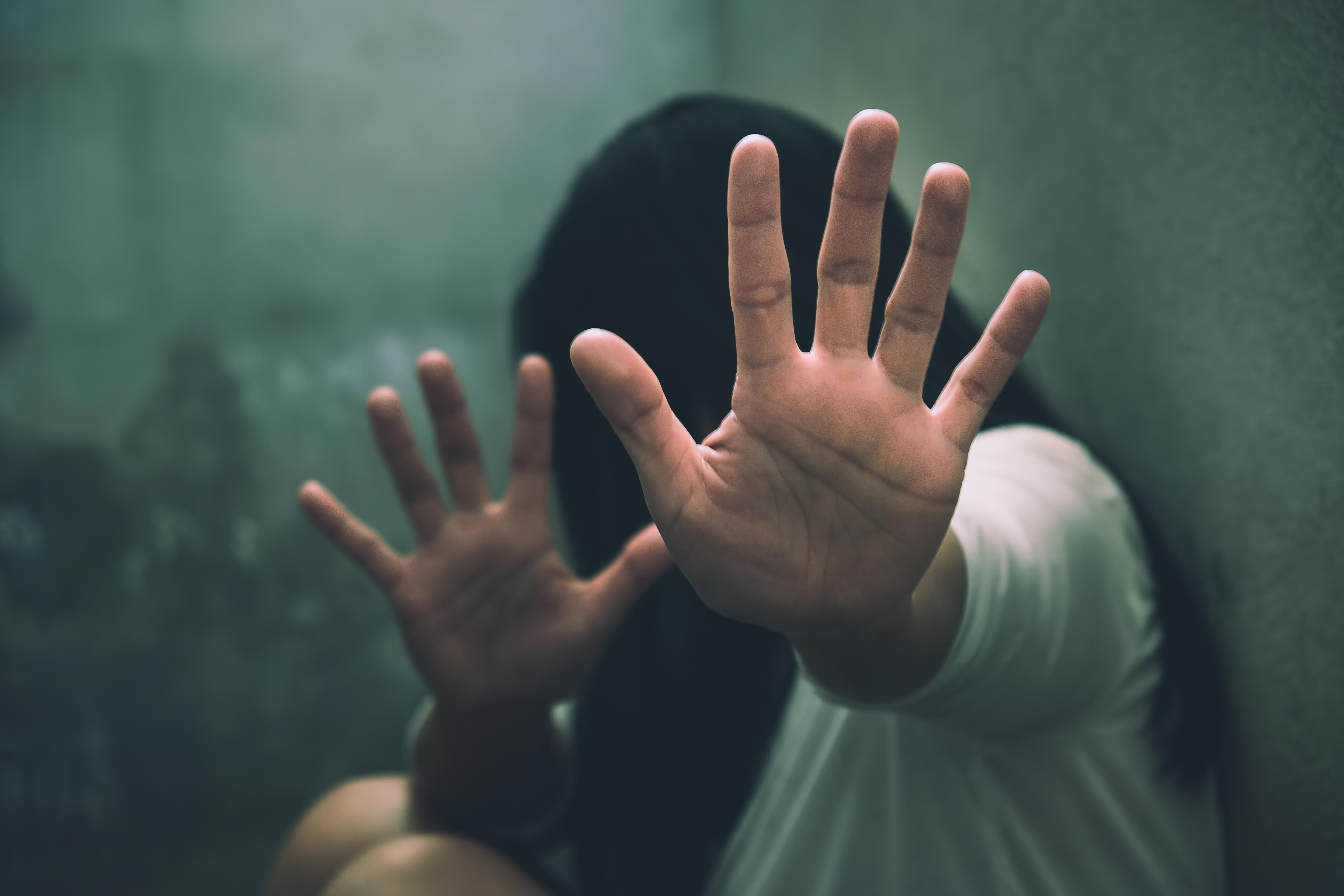 Copilă de 14 ani, violată în mod repetat de doi tineri, în Caraș-Severin. Unul dintre indivizi a abordat-o pe internet, pe motiv că şi-ar dori o relaţie