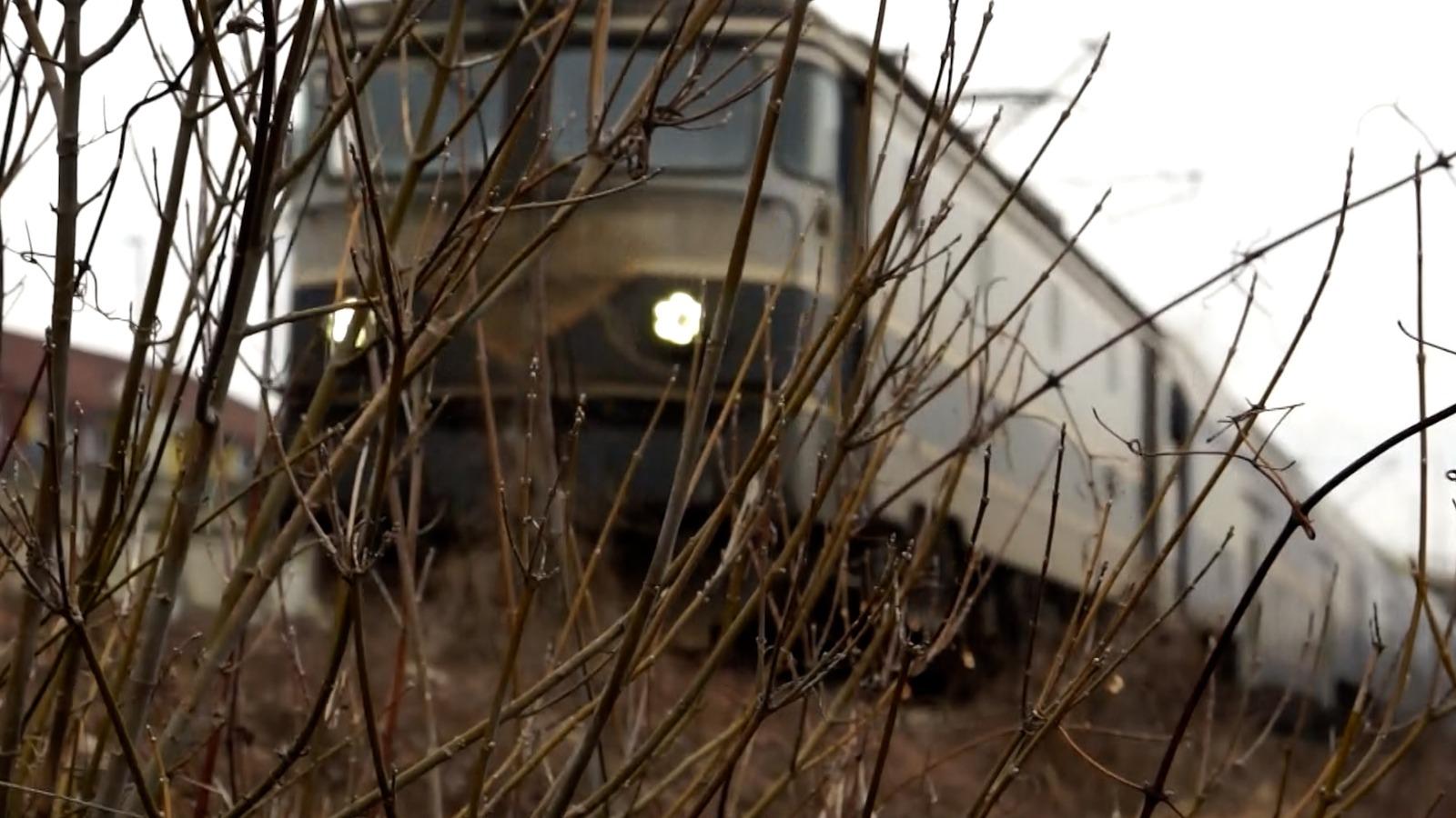 Depresia l-a făcut să aleagă moartea la doar 23 de ani. Tânărul nu a stat pe gânduri şi s-a aruncat glonţ în faţa trenului, în Bistriţa