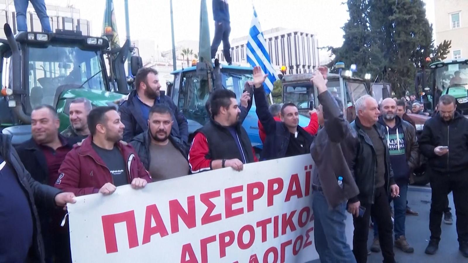 Fermierii greci au luat cu asalt Atena. În faţa Parlamentului, protestatarii s-au plâns de promisiunile goale din partea guvernului