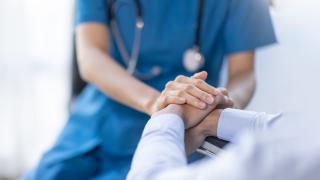Țara care oferă prime de 70.000 de euro pentru infirmiere ca să rămână în sistemul public de sănătate