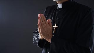 Preot din Spania, arestat pentru trafic cu Viagra: Poliția l-a săltat din locuinţă, în timp ce era cu iubitul său