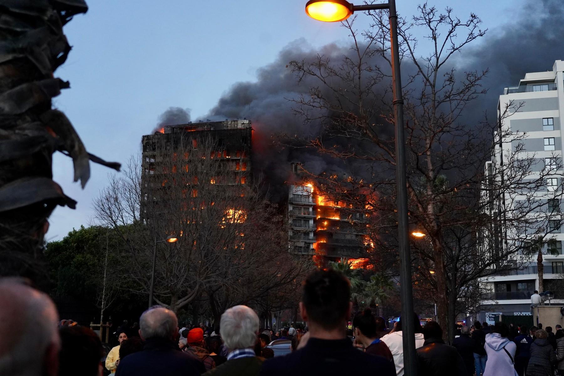 Patru morţi şi zeci de răniţi, în incendiul cumplit din Valencia. Focul s-ar fi extins rapid la cele două clădiri din cauza izolaţiei