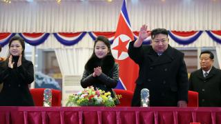 Misterul copiilor lui Kim Jong-Un. Dictatorul ar avea un fiu "palid și slab", pe care îl ține secret. De ce apare tot mai mult alături de fiică