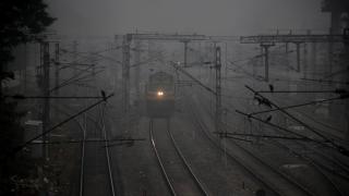 Un tren fără mecanic a continuat să parcurgă 70 de kilometri cu 100 km/h, în India. Trenul scăpat de sub control a trecut prin cinci gări. Cum a fost oprit