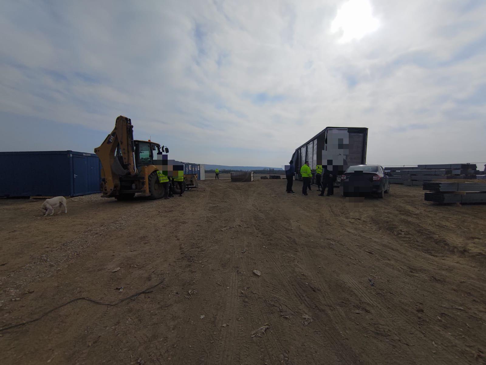 Muncitor din Vrancea, strivit de un palet de 1,3 tone plin cu panouri fotovoltaice. Bărbatul şi-a găsit sfârşitul la doar 36 de ani