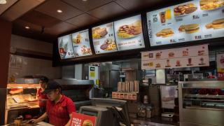 Cum a reuşit un tânăr să obţină gratis peste 100 de meniuri de la McDonald's, folosindu-se de AI. Restaurantul ar putea fi închis