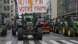 Miniştrii Agriculturii cer UE să majoreze subvenţiile. Fermierii au înconjurat azi sediul Comisiei Europene