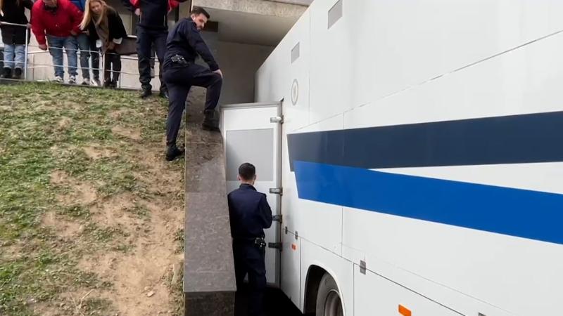 Vlad Pascu, ferit de presă şi protejat de poliţiştii. Penitenciarul Poarta Albă, verificat dacă i-a acordat tratament special