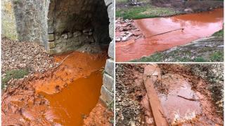 Fenomen bizar pe Valea Borod din Bihor. Apa s-a colorat în roșu, iar specialiștii cred că de vină este cutremurul de duminică