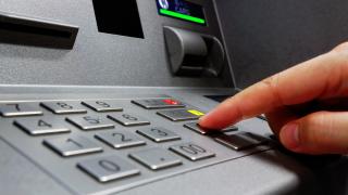 Un bărbat a reușit să retragă 90.000 de euro de la un bancomat, din cauza unei erori bancare. Acum, riscă o condamnare de 18 luni în Belgia