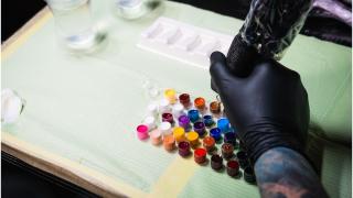 Ororile ascunse în spatele unui salon de tatuaje din SUA. Patronul, acuzat că a cumpărat bebeluși morți și creiere umane de pe piața neagră