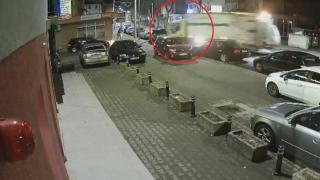 Mașină de gunoi scăpată de sub control în Alba Iulia: a lovit din senin 5 autoturisme parcate și a rupt și un copac