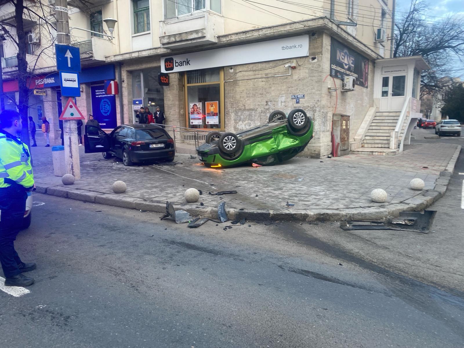 Trei copii răniţi, după ce două mașini s-au ciocnit în centrul Galaţiului. Vehiculele au ajuns pe trotuar, una dintre ele s-a răsturnat