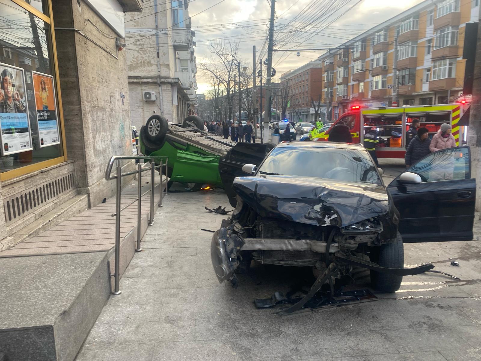 Trei copii răniţi, după ce două mașini s-au ciocnit în centrul Galaţiului. Vehiculele au ajuns pe trotuar, una dintre ele s-a răsturnat