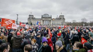 Manifestație uriașă anti extrema dreaptă în Germania: Cel puţin 150.000 de persoane, în fața Reichstagului din Berlin